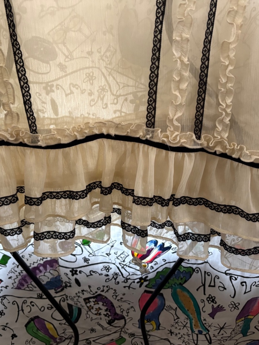 Couope 100% poly sheer lace trimmed ruffled blouse. - Picture 4 of 6